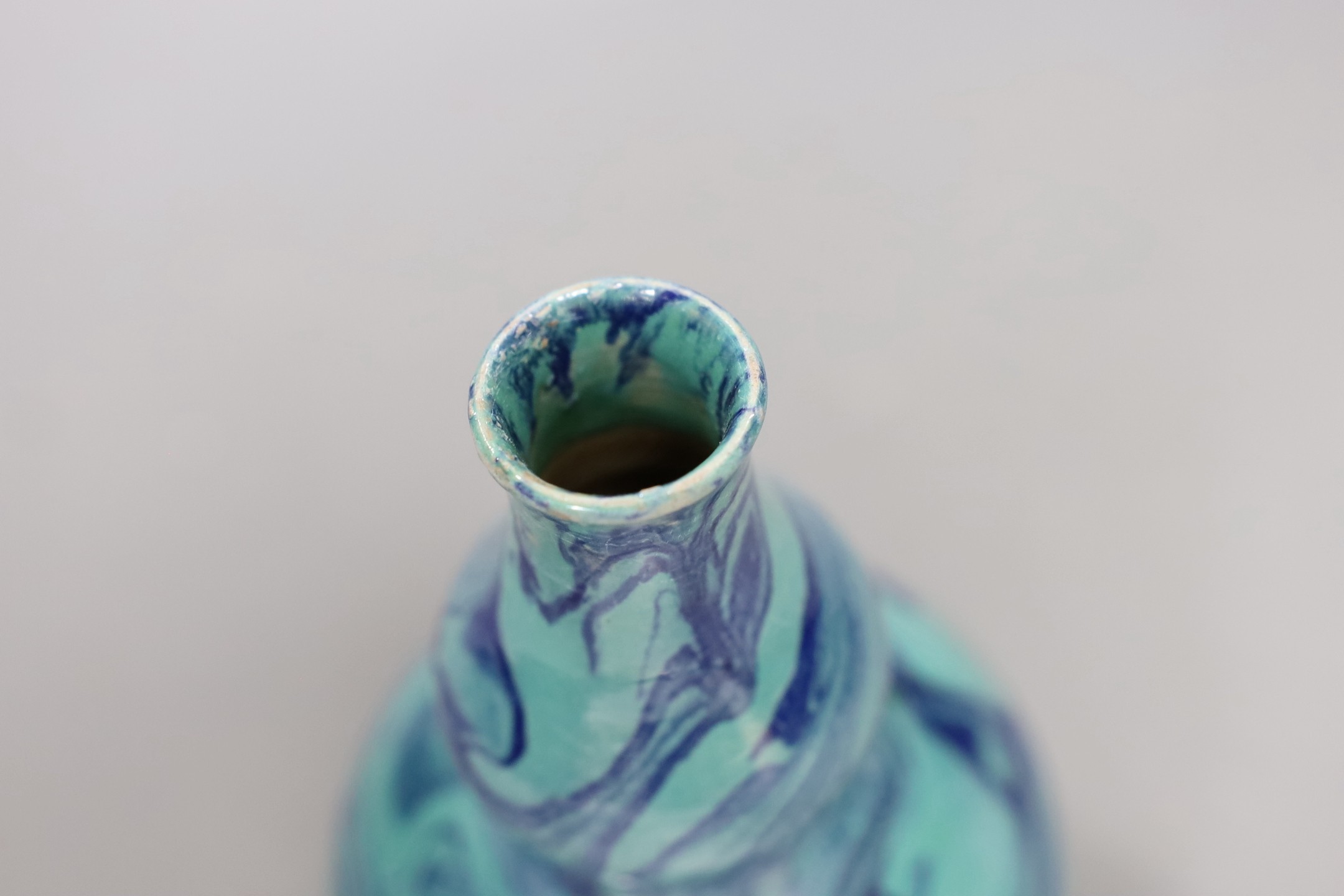 A Chinese double-gourd vase, 17cms
